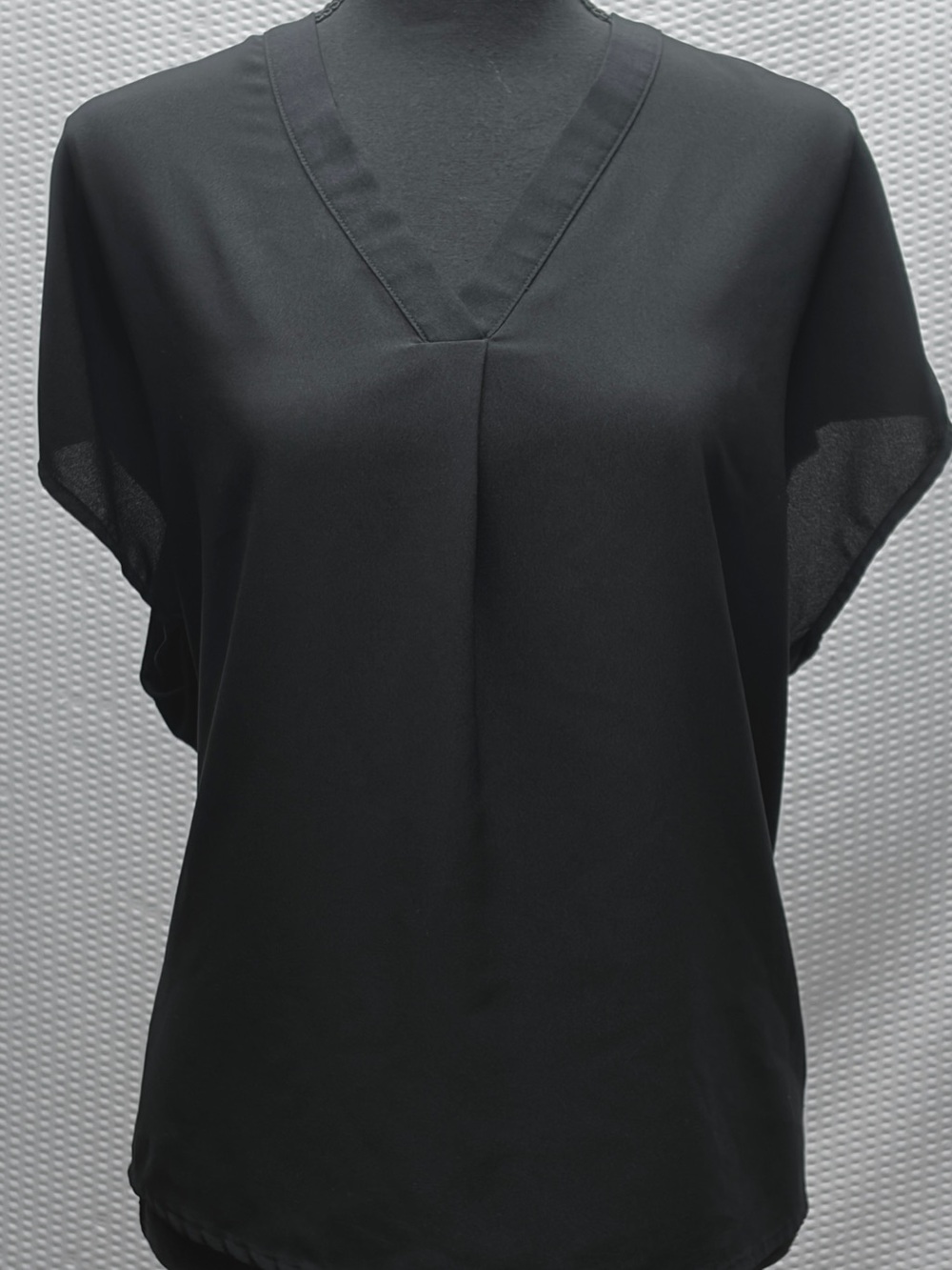 Banana Republic Blouse Women’s XL Black Sleeveless Deep V Neck EUC - Picture 1 of 5